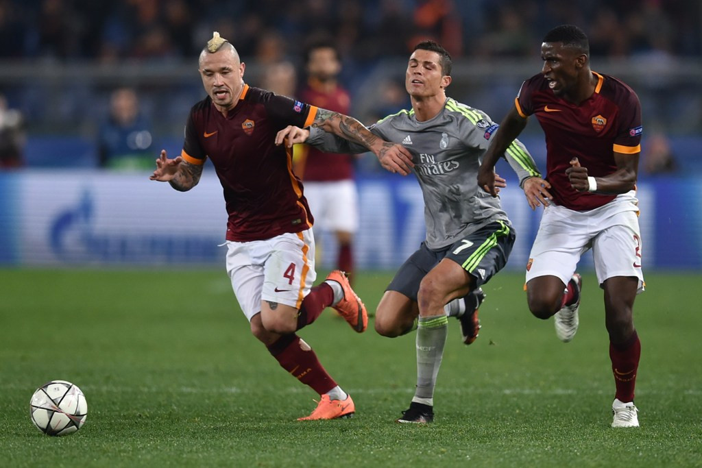 Radja Nainggolan (kiri) dan Antonio Rudiger (kanan) (AFP PHOTO / ALBERTO PIZZOLI)