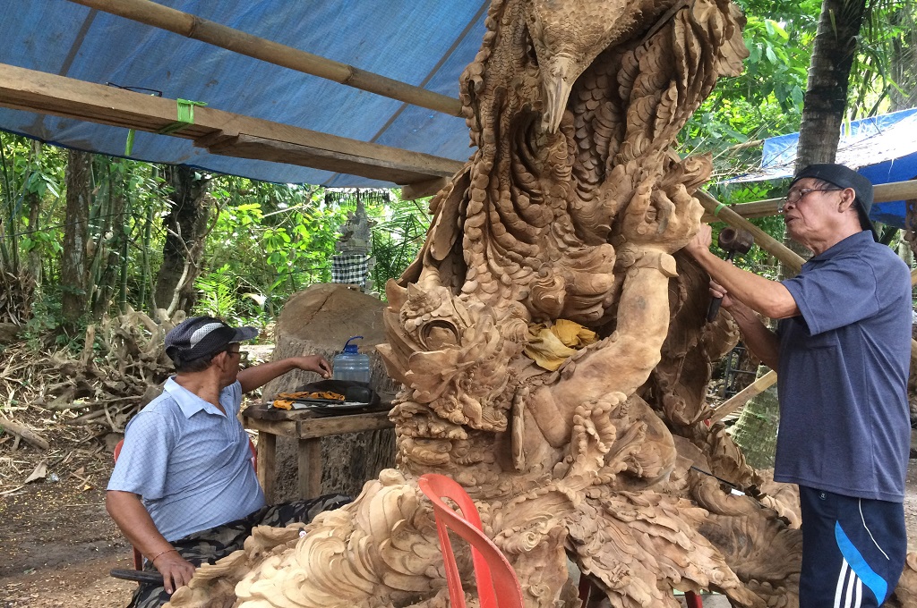 Pekerja memahat patung pesanan Megawati Soekarnoputri di studi I Ketut Moderen di Gianyar, Bali, MTVN - raiza Andini