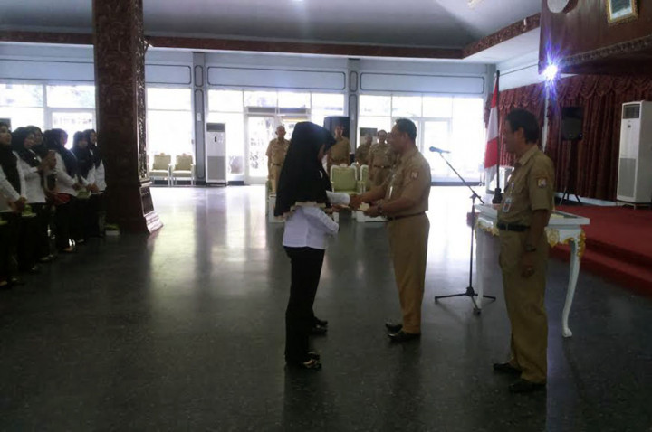 135 Bidan PTT di Kendal Menerima SK CPNS