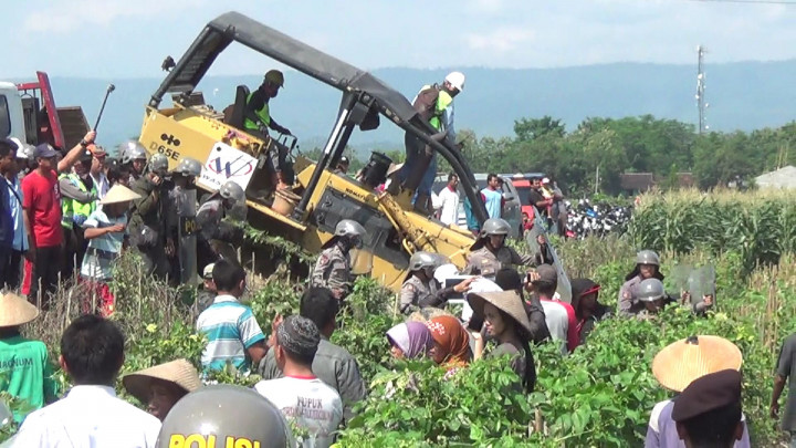Eksekusi Tol, Warga Kendal Sandera Alat Berat