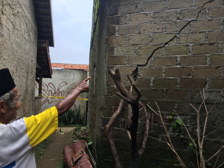 Warga Setu Tangsel Mengungsi karena Pergerakan Tanah