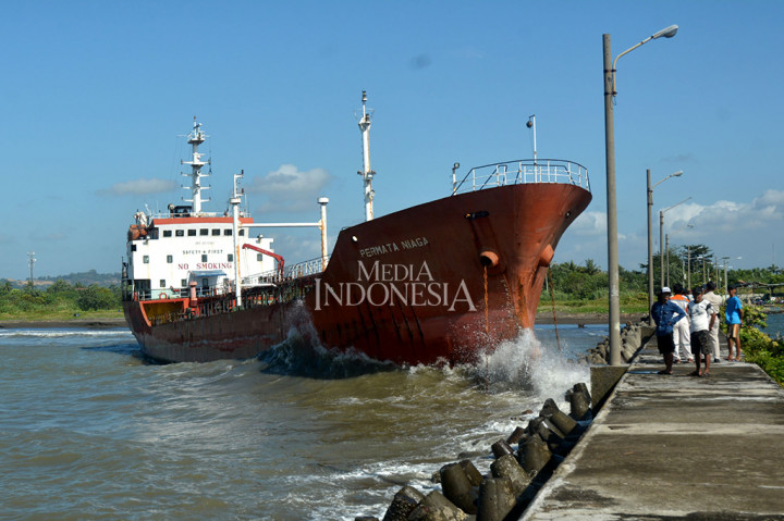 Kapal Tangker Pengangkut Aspal Kandas di PPS Cilacap
