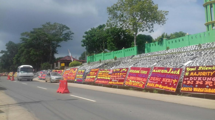 Ratusan Karangan Bunga Banjiri Markas Polda Kepri di Batam