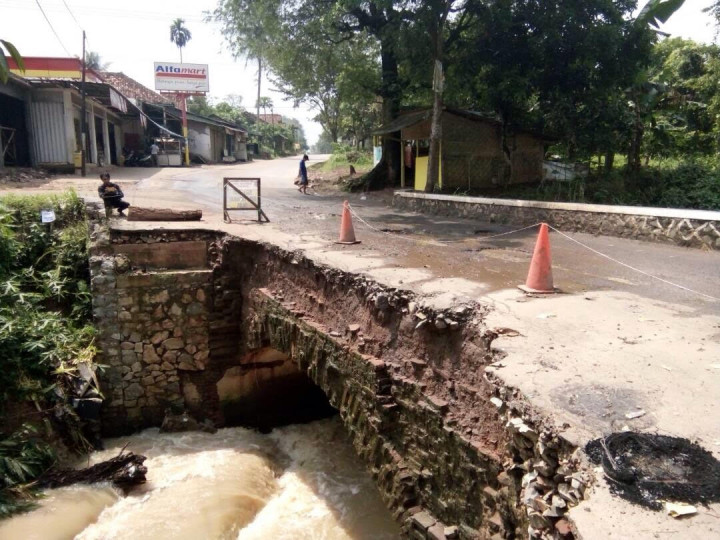 Jembatan Buatan Belanda di Serang Ambles
