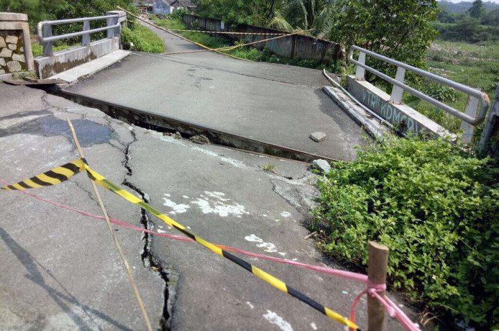 Jembatan di Perumahan Pesona Serpong Ambles