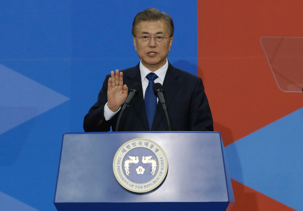 Newly elected South Korean President Moon Jae-in takes an oath during his inauguration ceremony at the National Assembly in Seoul on May 10, 2017. (Photo:AFP/Ahn Young-Joon)