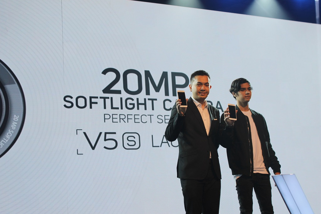 Kenny Chandra bersama salah satu artis yang menjadi brand ambassador Vivo. (MTVN)