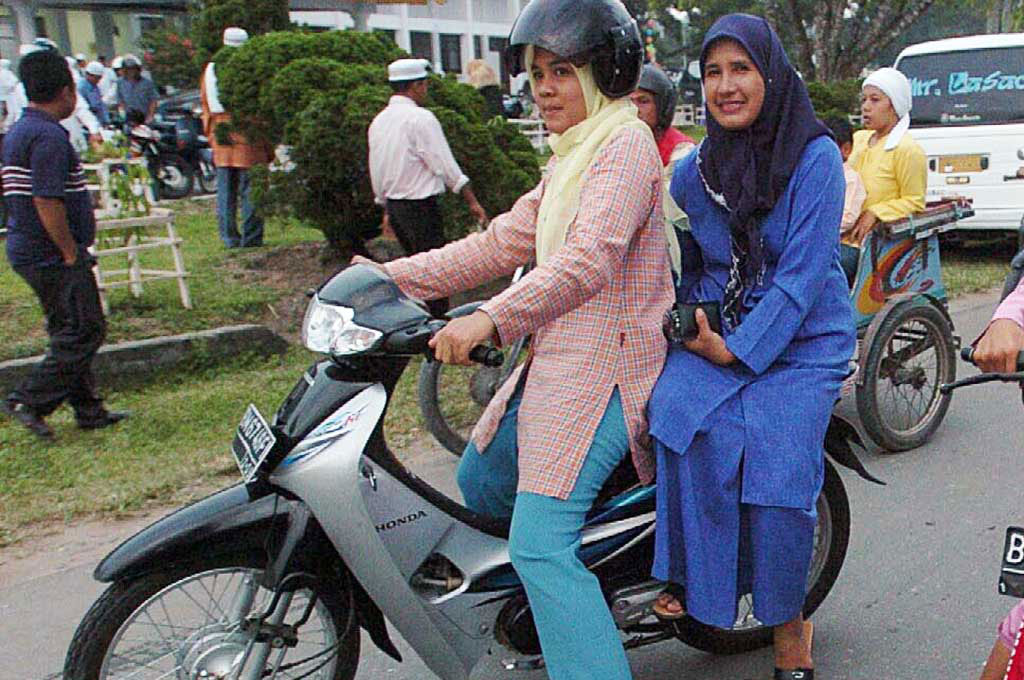 Beberapa kesalahan wanita saat membonceng sepeda motor yang sering dilakukan. Antara/Audi