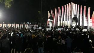 Suara 'Tangkap si Rizieq' Berkumandang di Tugu Proklamasi