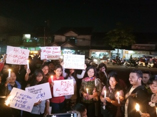 Simpatisan Ahok Nyalakan Lilin di Mako Brimob