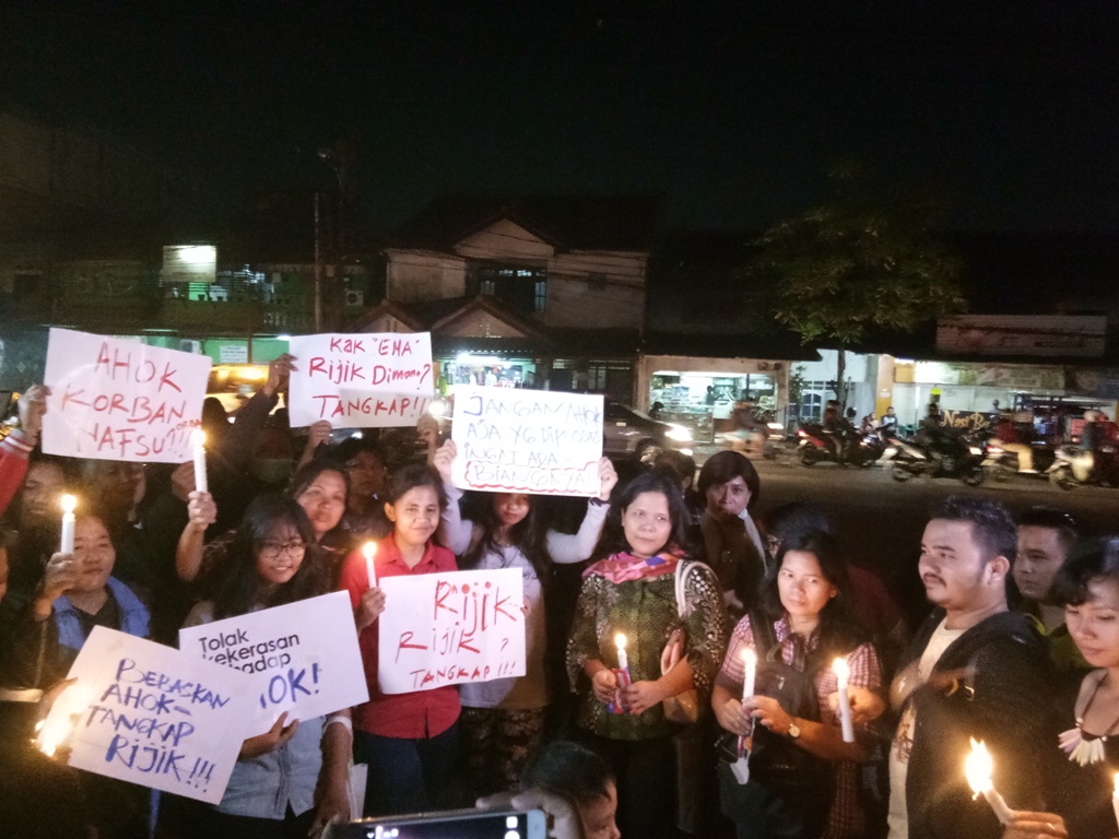 Simpatisan Ahok masih bertahan di depan Mako Brimob, Kelapa Dua, Depok, Jawa Barat. 