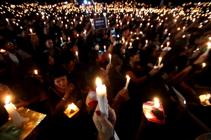 Simpatisan Ahok Nyalakan Lilin di Tugu Proklamasi