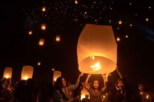 Hampir 2000 Lampion Diterbangkan di Borobudur