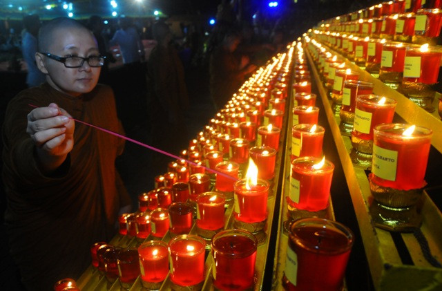 Umat Buddha Ikuti Detik-detik Waisak di Borobudur
