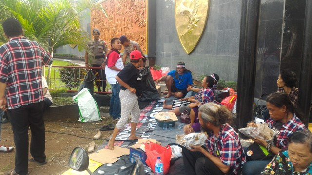 Pendukung Ahok Menginap di Depan Mako Brimob