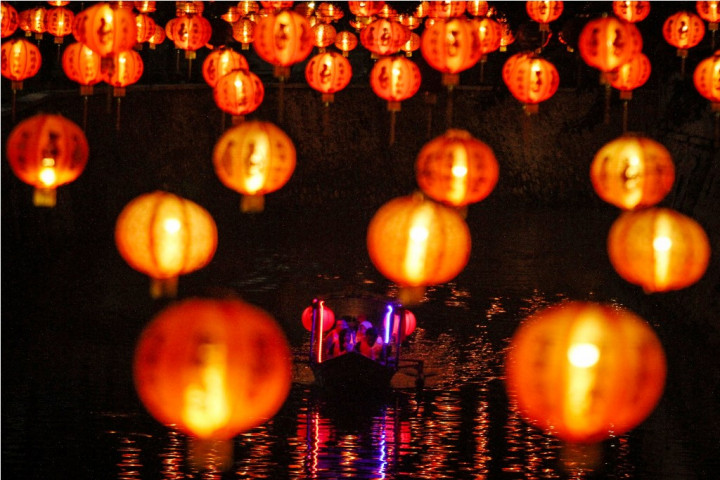 Seribu lampion Diterbangkan di Candi Muarojambi