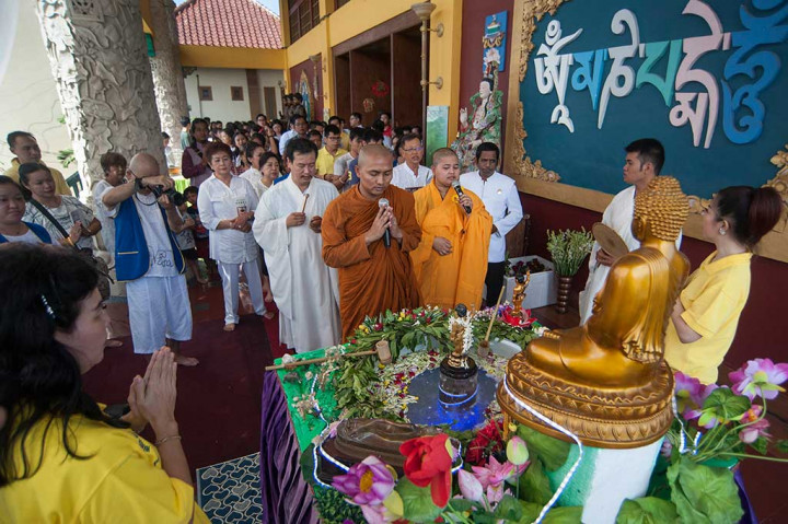 Umat Buddha Bali Gelar Kebaktian Waisak