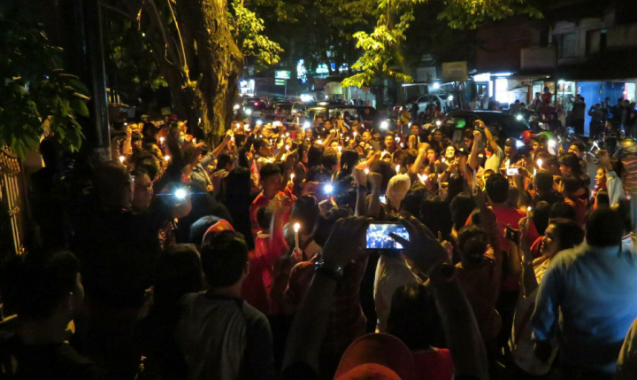 Massa Nyalakan Lilin di depan Mako Brimob