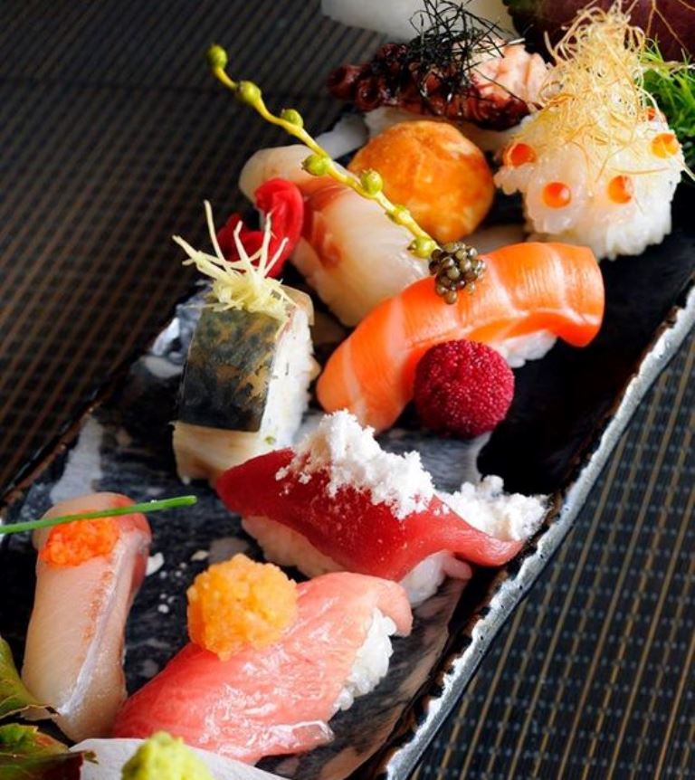  Bagi Anda yang senang dengan makanan mentah, sebaiknya mulai menguranginya. Ini karena bisa menyebabkan gejala gastrointestinal seperti mual, muntah, dan beberapa komplikasi lainnya. (Foto: Pinterest/Instagram.com)