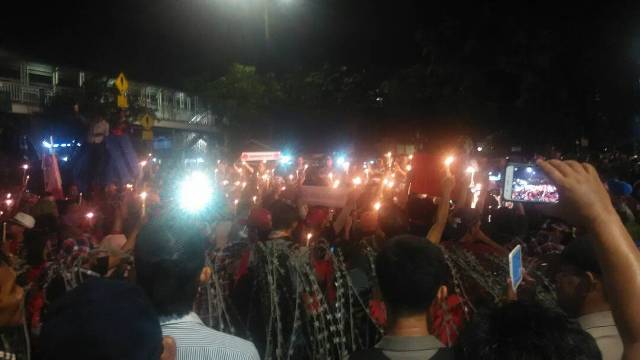 Pendukung Ahok di Depan Pengadilan Tinggi Jakarta Ogah Bubar