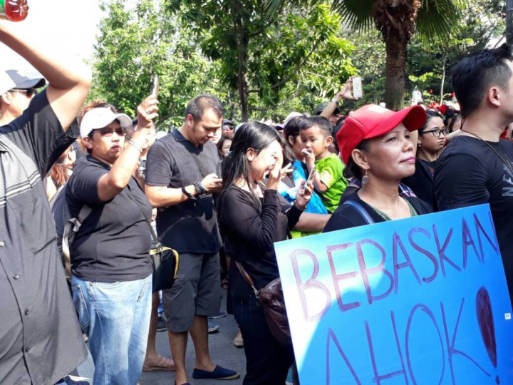 Pendukung Ahok Kembali Padati Balai Kota