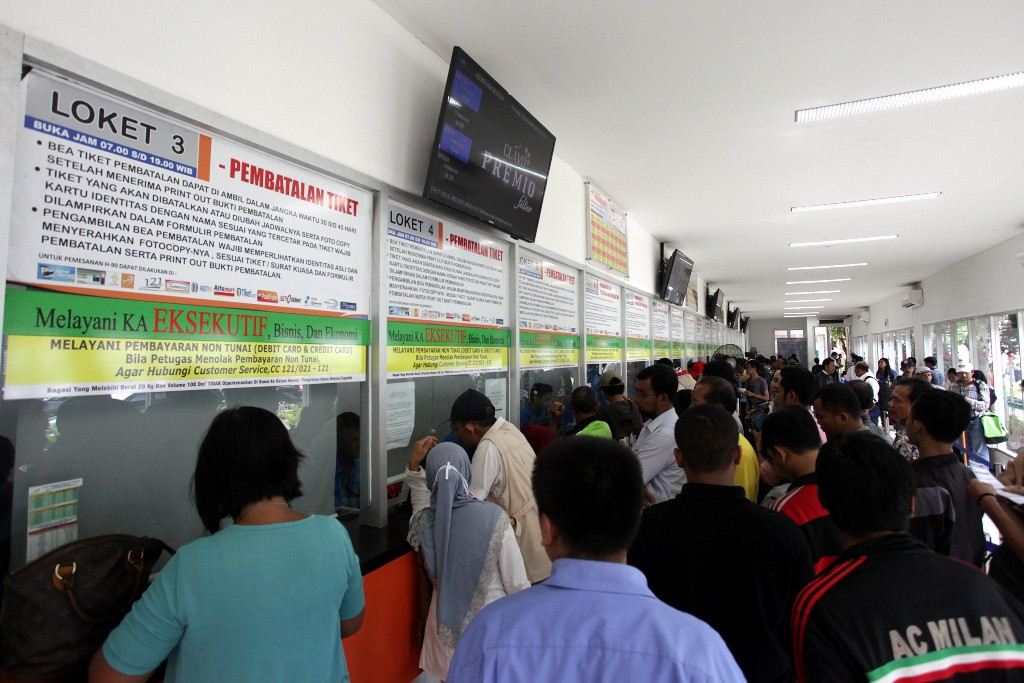 Penumpang sedang mengantre tiket kereta. (ANTARA FOTO/M Adimaja)