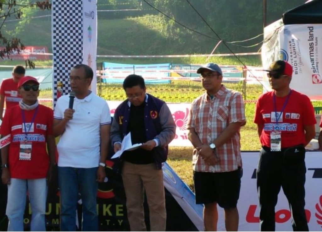 Sesmenpora Gatot S Dewa Broto (jedua dari kiri) membuka kejuaraan balap sepeda MTB XC Race 2017 (istimewa)