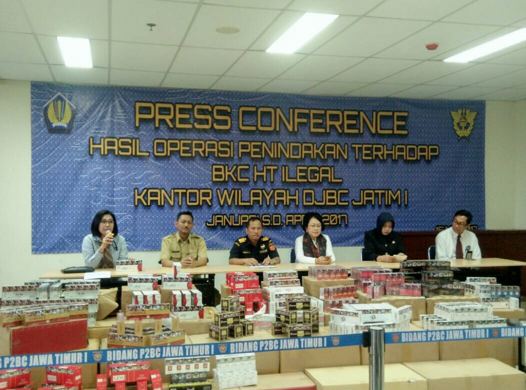 Rilis Dirjen Bea Cukai Jatim I soal temuan rokok dan pita cukai ilegal, Senin (15/5/2017). (Metrotvnews.com/Syaikhul Hadi)