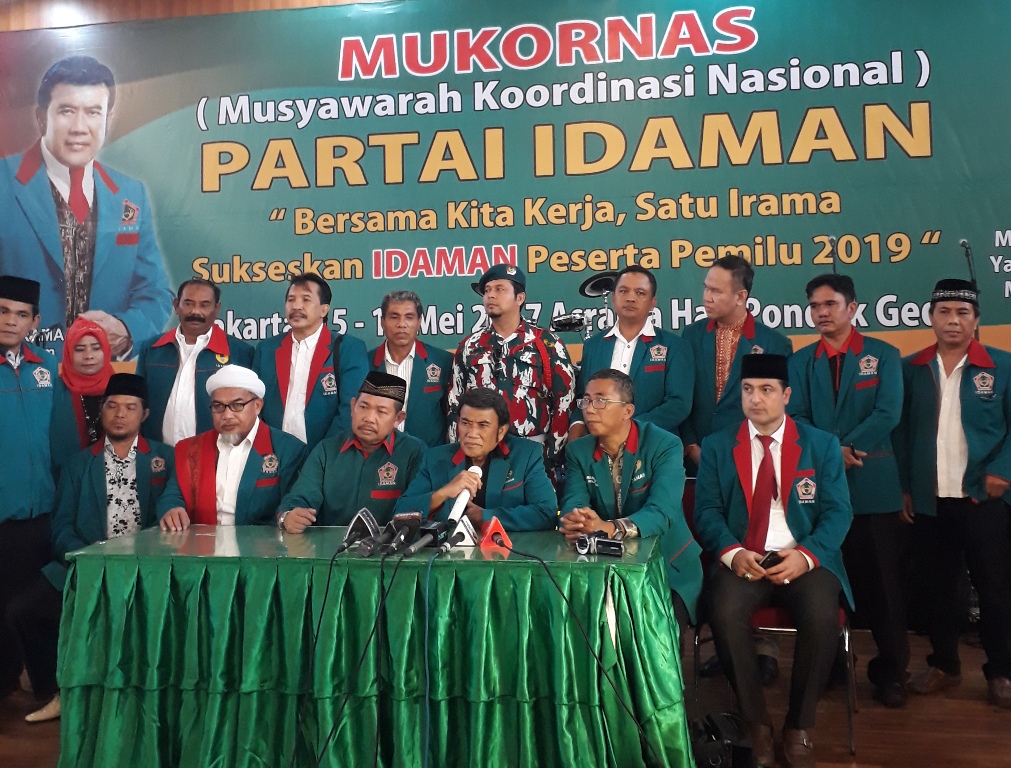 Ketua Umum Partai Islam Damai Aman (Idaman) Rhoma Irama (tengah) dalam jumpa pers usai musyawarah koordinasi nasional Partai Idaman di Asrama Haji Pondok Gede, Jakarta Timur. Foto: MTVN/M. Sholahadhin Azhar.