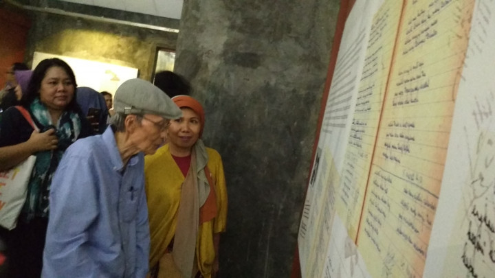 Pertama Kali, Manuskrip Sajak Sapardi Dipamerkan di Makassar