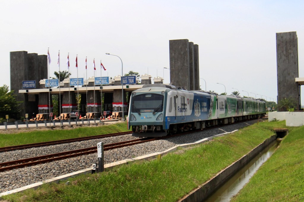Kereta Api Railink tujuan Medan berangkat dari Stasiun Kereta Api Bandara di Deli Serdang, Sumatra Utara, Kamis (18/8). Foto: ANTARA FOTO/Septianda Perdana.