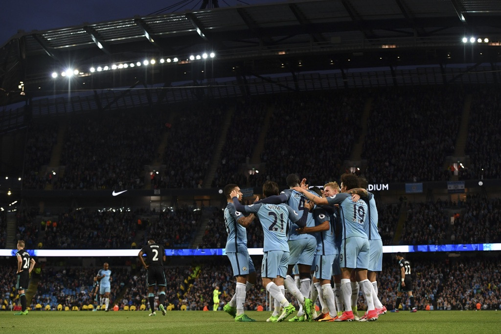 Pemain Manchester City merayakan kemenangan. (Foto: AFP/Anthony Devlin)