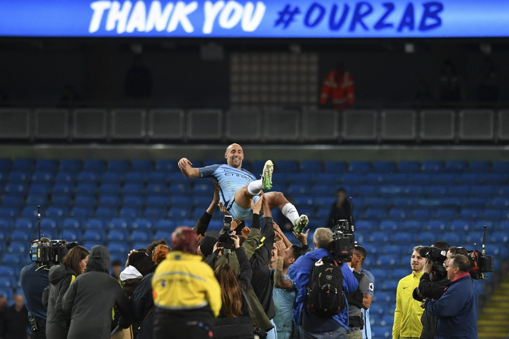 Momen seremoni perpisahan Pablo Zabaleta. (Foto: AFP/Anthony Devlin)