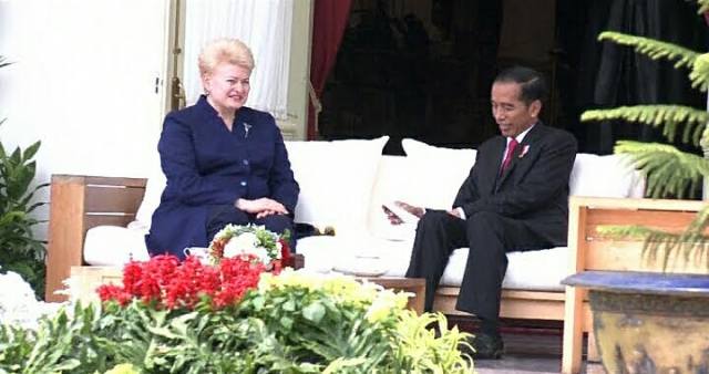 Presiden Lithuania Diarak Menuju Istana