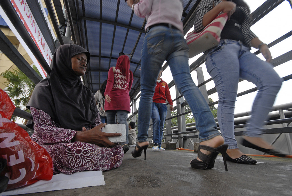 Pengemis di kawasan Margonda, Kota Depok, Senin 31 Maret 2014. Foto: MI/Bary Fathahilah