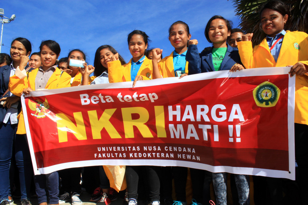  Mahasiswa Universitas Nusa Cendana Kupang, Nusa Tenggara Timur membawa spanduk bertuliskan NKRI Harga Mati dalam deklarasi menolak paham radikalisme masuk kampus, Kamis (11/5/2017). Foto: MI/Palce Amalo