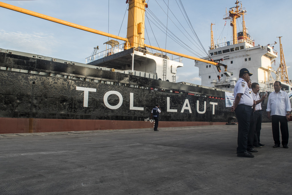  Menteri Perhubungan Budi Karya Sumadi (kanan) saat melepas keberangkatan perdana kapal Tol Laut Logistik Natuna di Pelabuhan Tanjung Priok, Jakarta, Selasa (25/10/2016). Antara Foto/M Agung Rajasa/ama/16