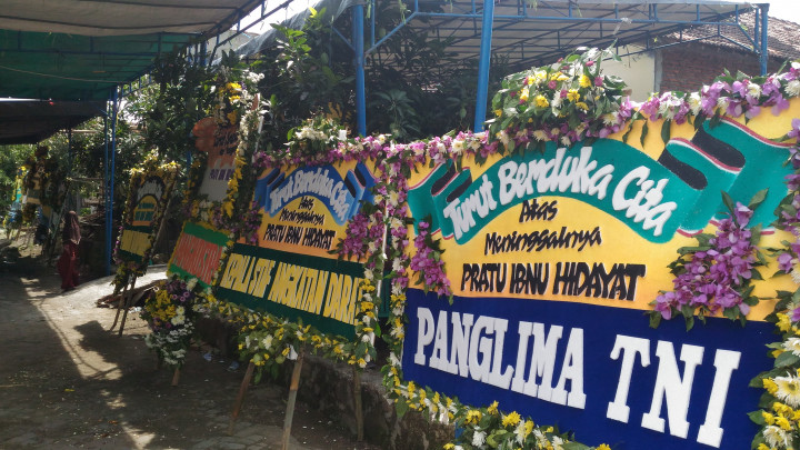 Karangan Bunga Panglima TNI di Rumah Duka Pratu Ibnu