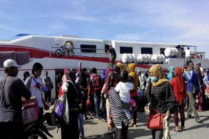 Jelang Ramadan, Penumpang Kapal di Pelabuhan Kalianget Membludak
