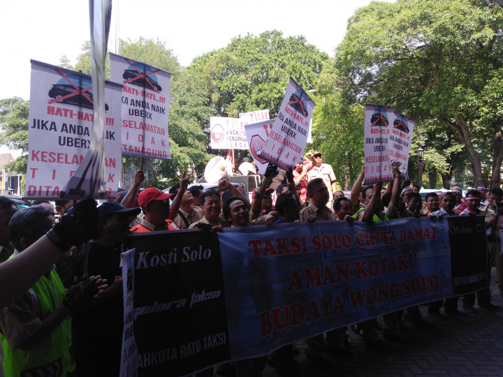 Taksi Solo Sarankan Uber Tiru Grab