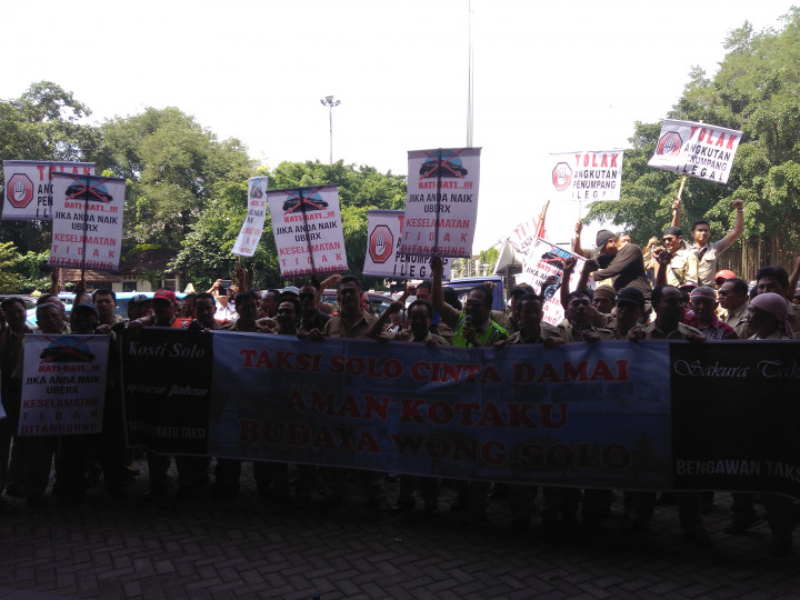 Sopir Taksi Solo Ancam <i>Sweeping</i> Uber