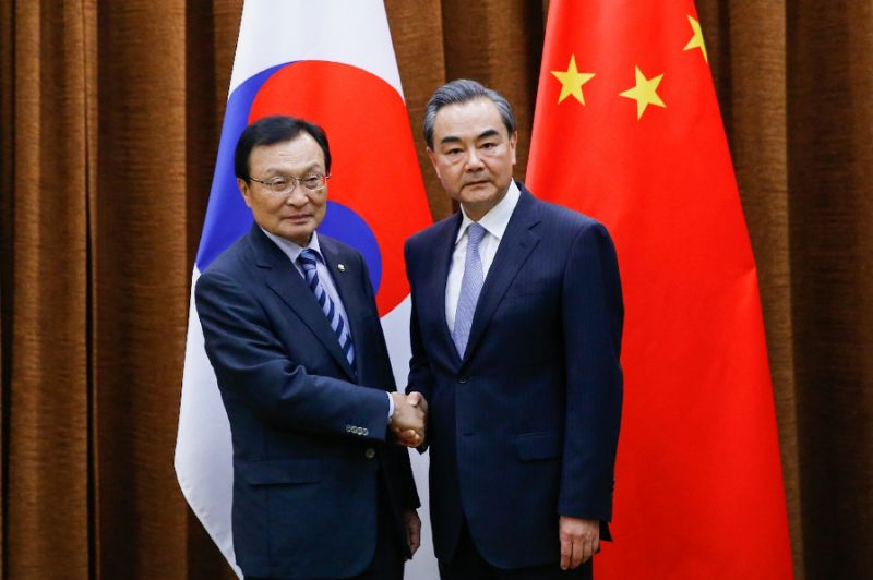 China's Foreign Minister Wang Yi (right) shakes hands with South Korean special envoy Lee Hae-chan at the foreign ministry in Beijing on May 18, 2017 (Photo:AFP/Thomas Peter)
