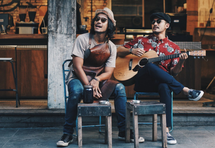 Chicco Jerikho & Rio Dewanto Ajak Eross Candra Syuting Video Klip Sahabat Sejati