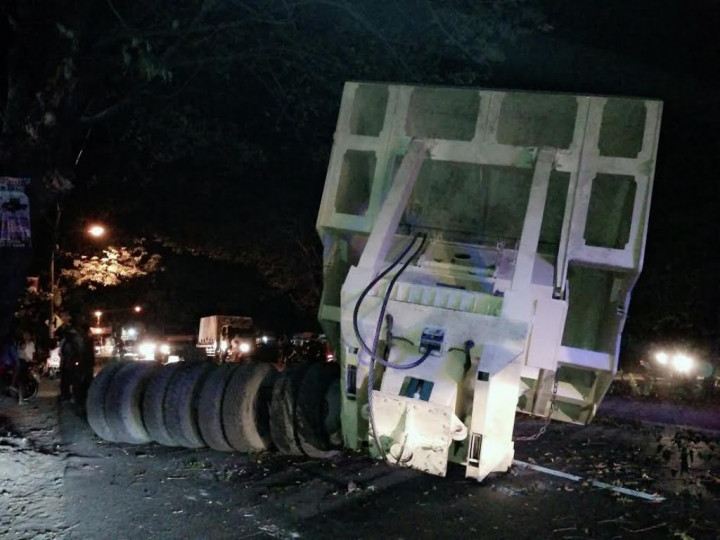 Tronton Terguling di Sidoarjo Usai Tersangkut Pohon