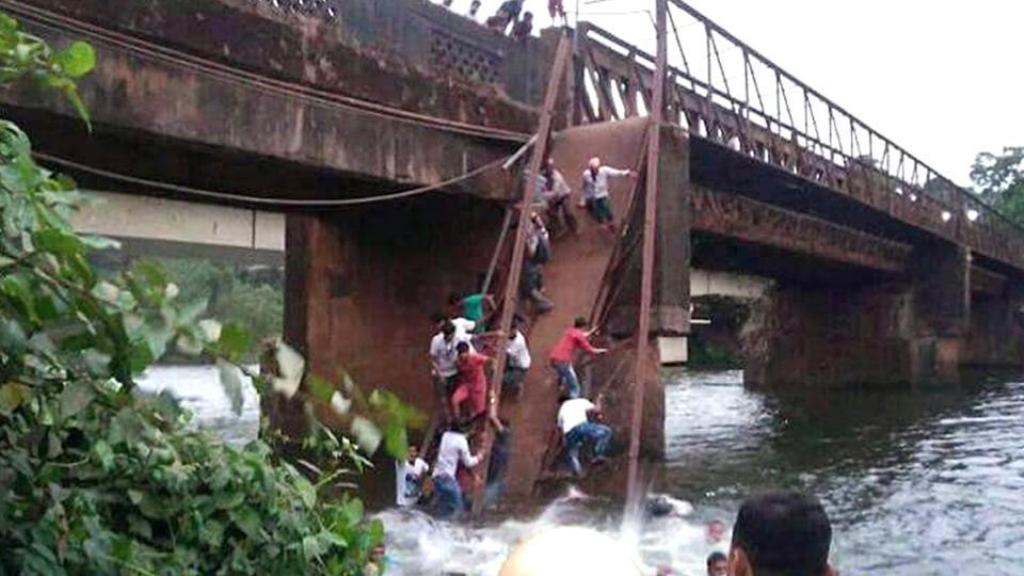 Jembatan Goa, India ambruk. Foto: Hindustran Times