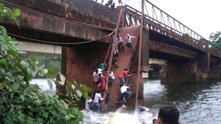 Jembatan di India Ambruk, Dua Tewas  dan Puluhan Orang Hilang