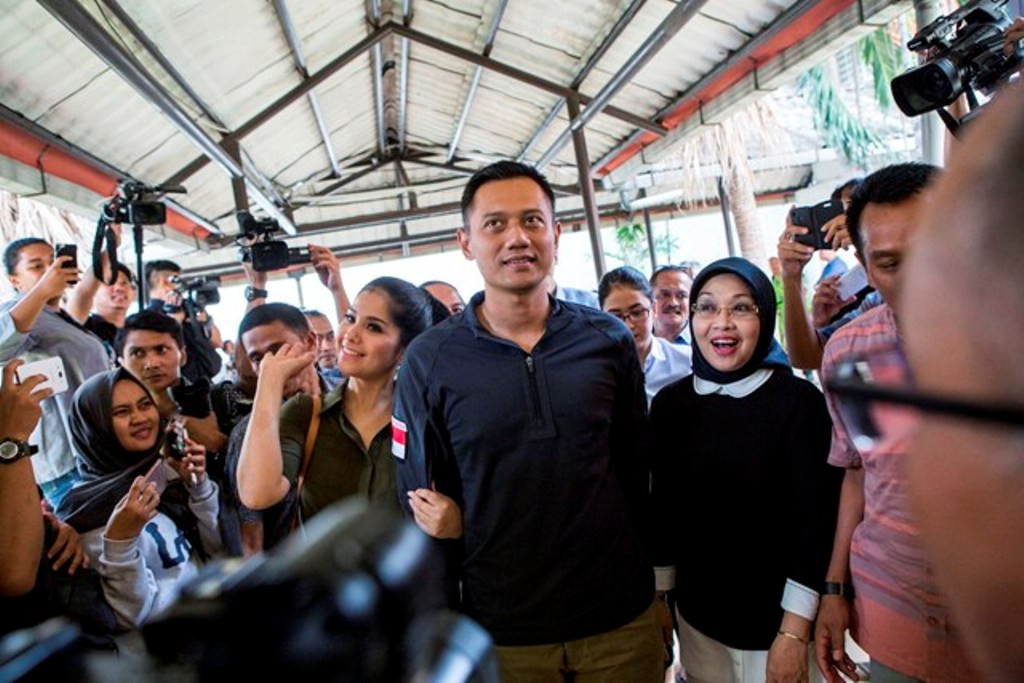 Pasangan Cagub dan Cawagub DKI Agus Harimurti Yudhoyono didampingi Istri, Annisa Pohan, dan Sylviana Murni menyapa wartawan sebelum menjalani tes narkoba di Badan Narkotika Nasional (BNN), Cawang, Jakarta Timur, Minggu, (25/9/2016). Foto: MI/Atet Dwi Pram