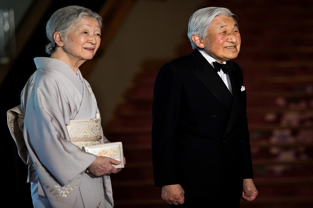 Kaisar Jepang Akihito dan istrinya, Michiko, dalam sebuah acara di Tokyo, 19 April 2017. (Foto: AFP/BEHROUZ MEHRI)