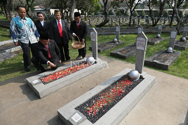 Menkominfo Tabur Bunga di TMP Kalibata Peringati Harkitnas