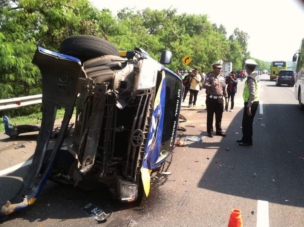 Mobil Jasa Marga tertabrak mobil Colt Diesel rem blong di Tol Purbaleunyi. Foto: Jasa Marga